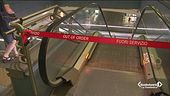 Cade dalle scale die metrò e muore