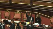Genova: sì al decreto, caos in aula
