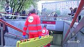 2 frenate in metrò, paura e contusi