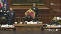 Fiducia alla manovra e il Parlamento esplode