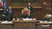 Fiducia alla manovra e il Parlamento esplode