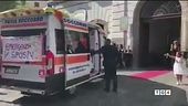 Gli sposi noleggiano l'ambulanza