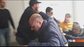 3 arresti e i familiari assaltano la questura