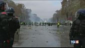 Gilet gialli, scontri e guerriglia a Parigi