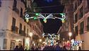 Luci e colori: le città si preparano per Natale