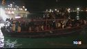 "Nave madre" traina i migranti poi li lascia