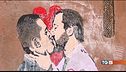 Il murales con il bacio di un artista di strada