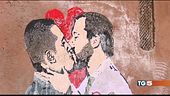 Il murales con il bacio di un artista di strada