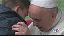 Papa Francesco consola un bambino