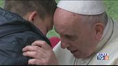 Papa Francesco consola un bambino