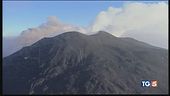 Scosse, lapilli e fumo: l'Etna dà spettacolo