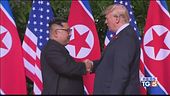 Storica stretta di mano fra Kim e Trump