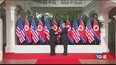 Storica stretta di mano tra Trump e Kim