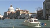 Tra turisti incivili e scontrini record