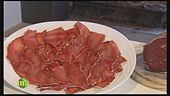 La preparazione della bresaola di Val Chiavenna