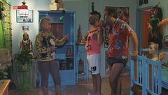 Costumi, paillettes, tanga e droga