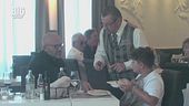 Un cameriere un po' distratto