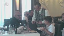 Un cameriere un po' distratto