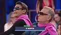 Occhiali da sole, un maglioncino rosa... ecco il bauscia