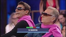 Occhiali da sole, un maglioncino rosa... ecco il bauscia