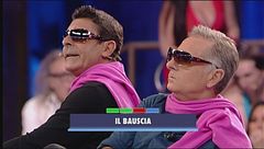 Occhiali da sole, un maglioncino rosa... ecco il bauscia