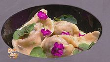 Cappellacci ripieni di fagiolina del Trasimeno e tinca affumicata