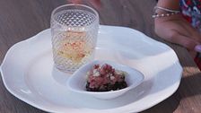 Finger food di ceci neri, carne bovina e formaggio di fossa