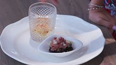 Finger food di ceci neri, carne bovina e formaggio di fossa