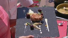 Agnello alle gemme di pino con tuberi e ciliegie