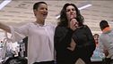 Silvia canta insieme ad alcune clienti