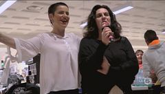 Silvia canta insieme ad alcune clienti