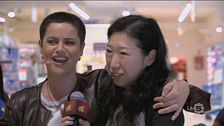 Silvia canta insieme ad alcune clienti