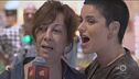 Silvia canta insieme ad alcune clienti