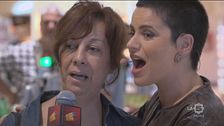 Silvia canta insieme ad alcune clienti