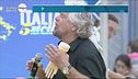 Grillo show con la "manina"