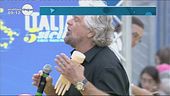 Grillo show con la "manina"
