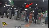 Salto dei tornelli in metro