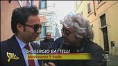 Beppe Grillo le canta ai politici