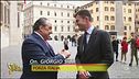 Vespone si aggira tra i politici romani