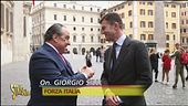Vespone si aggira tra i politici romani