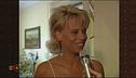Maria De Filippi al telefono