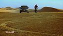 Sulla sabbia del deserto in Bmw