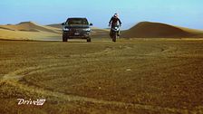 Sulla sabbia del deserto in Bmw