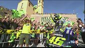 Valentino Rossi Show l'abbraccio dei tifosi
