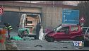 Aiuta due feriti, travolto da due auto