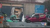 Aiuta due feriti, travolto da due auto