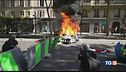 Black bloc nei cortei Parigi a ferro e fuoco