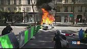 Black bloc nei cortei Parigi a ferro e fuoco