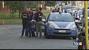 Temeva la portassero via si lancia nel vuoto