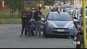Temeva la portassero via si lancia nel vuoto